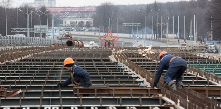 На стройки Московской области завезут 10.000 трудовых мигрантов